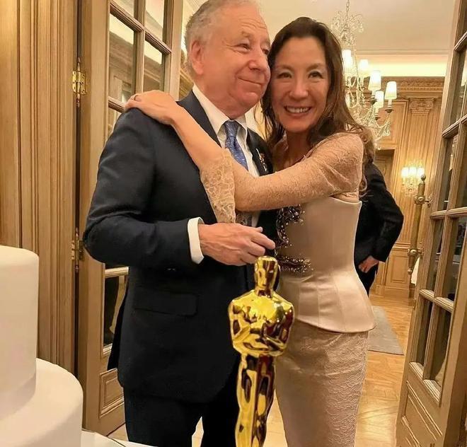 杨紫琼否认当妈，曝光宝宝真实身份，与富豪老公相拥亲吻撒糖