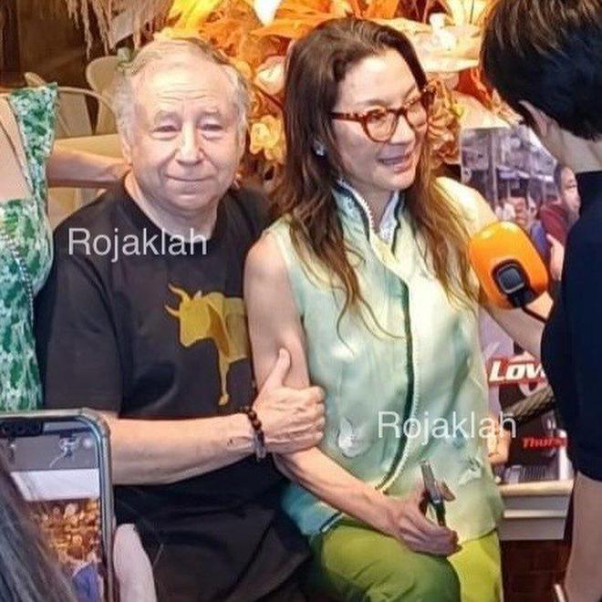 杨紫琼否认当妈，曝光宝宝真实身份，与富豪老公相拥亲吻撒糖