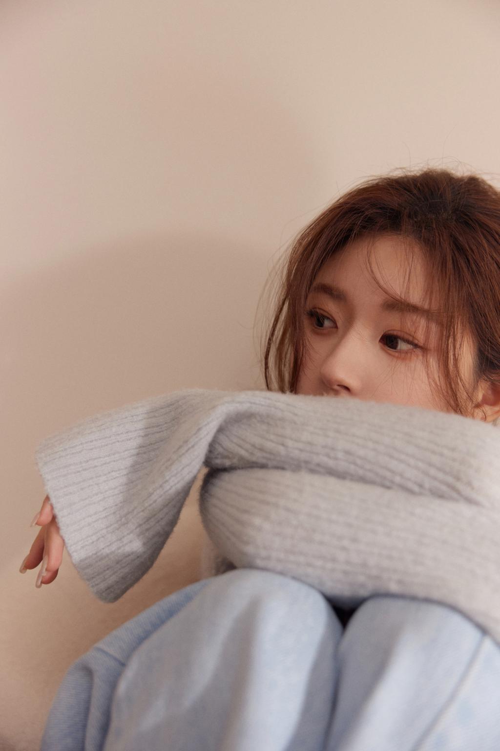 赵露思居家大片小秀香肩 扎低马尾发量惊人