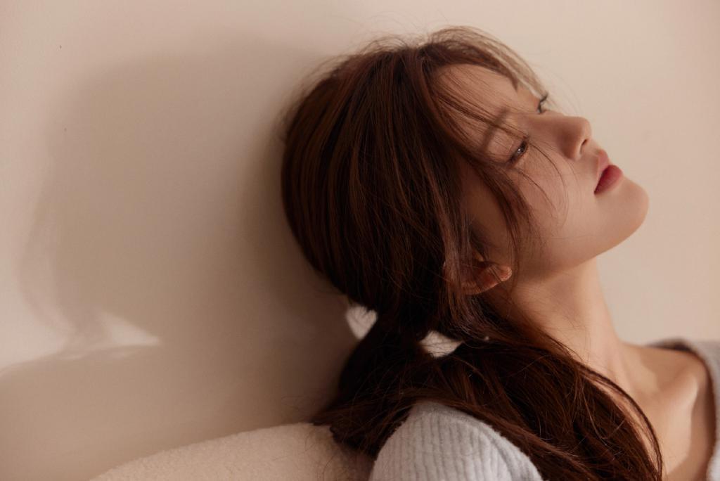 赵露思居家大片小秀香肩 扎低马尾发量惊人