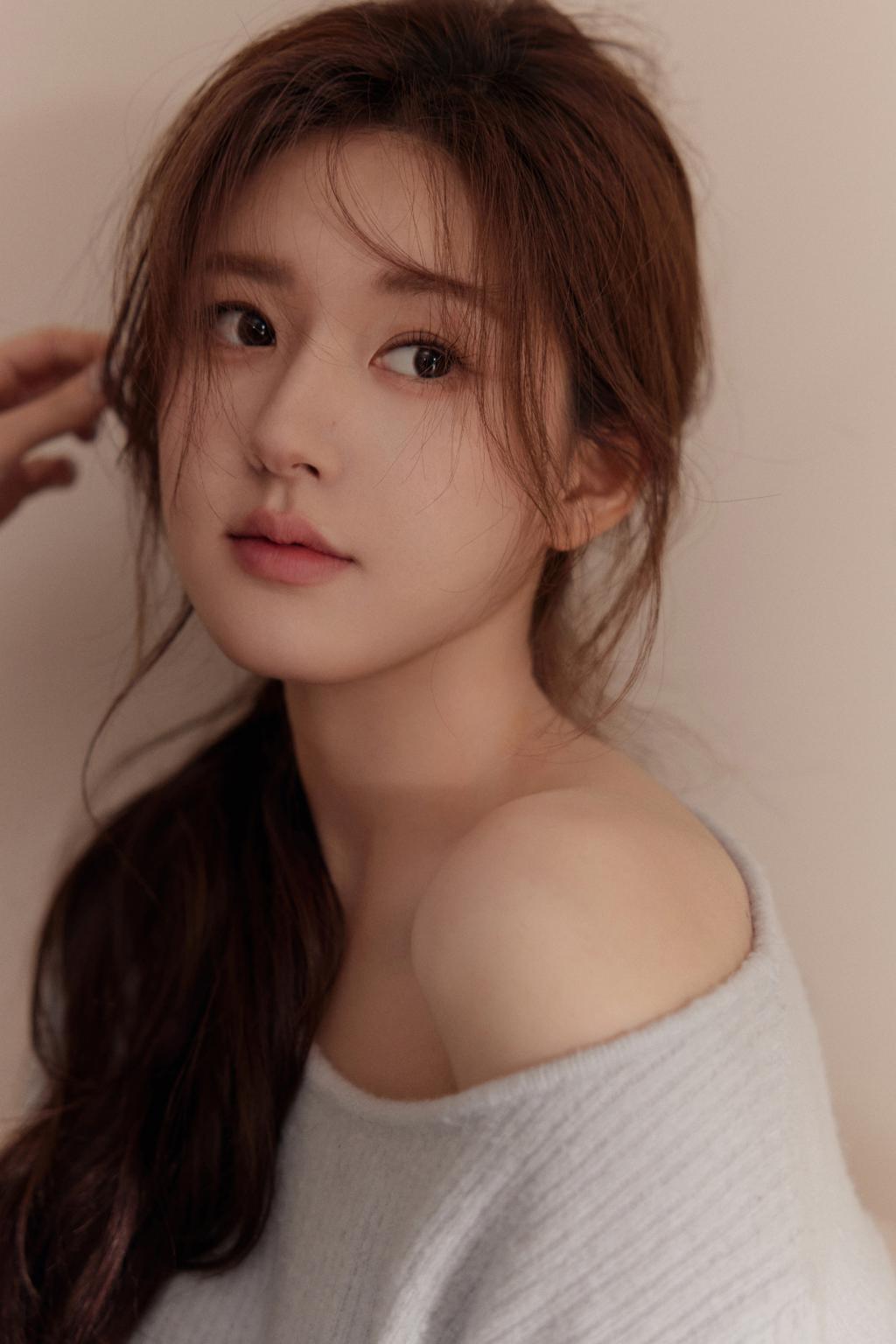 赵露思居家大片小秀香肩 扎低马尾发量惊人