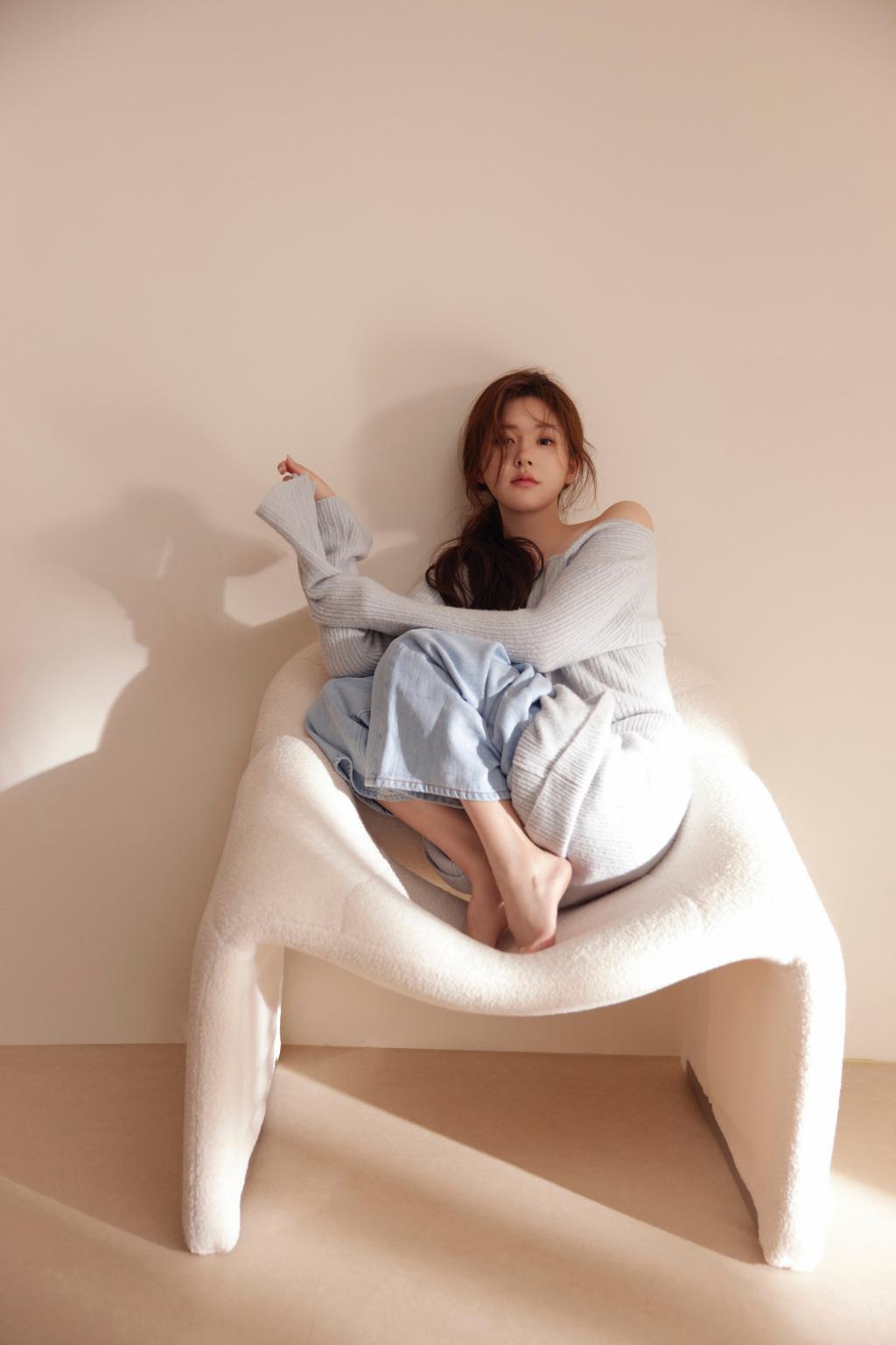 赵露思居家大片小秀香肩 扎低马尾发量惊人