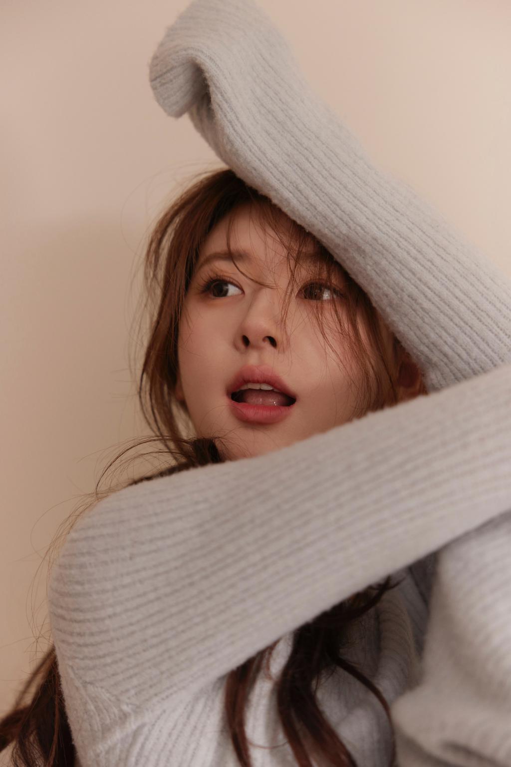 赵露思居家大片小秀香肩 扎低马尾发量惊人