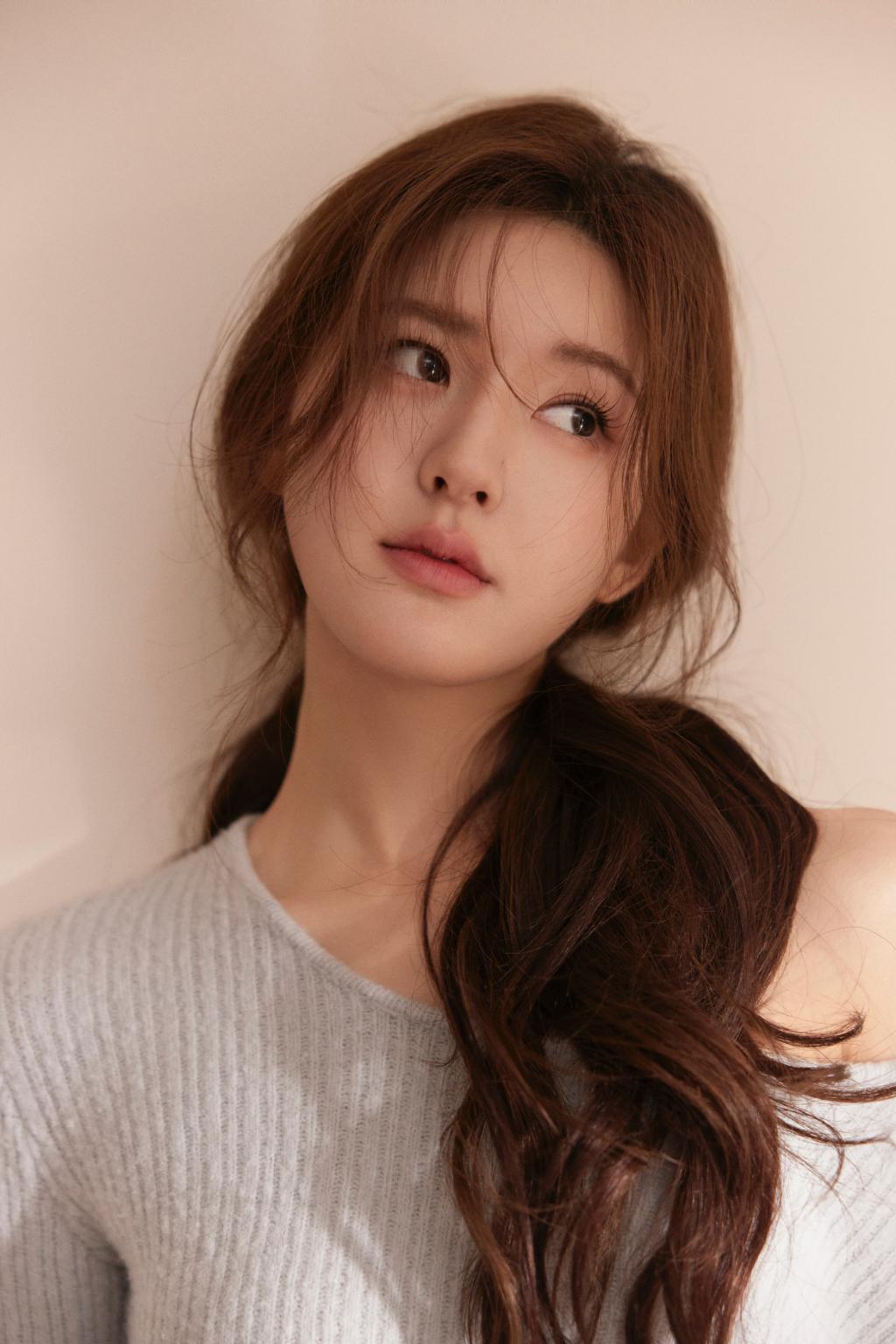 赵露思居家大片小秀香肩 扎低马尾发量惊人