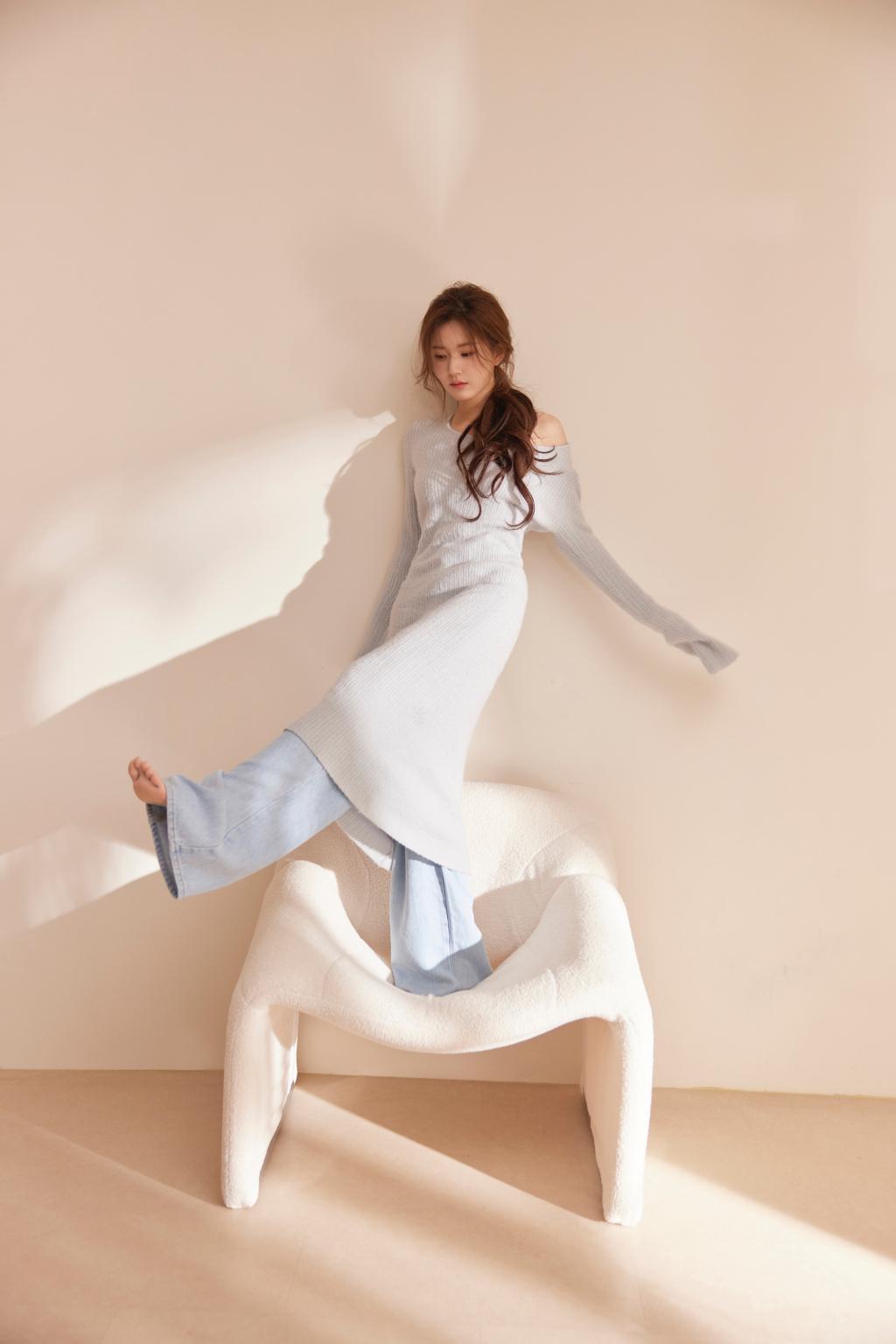 赵露思居家大片小秀香肩 扎低马尾发量惊人