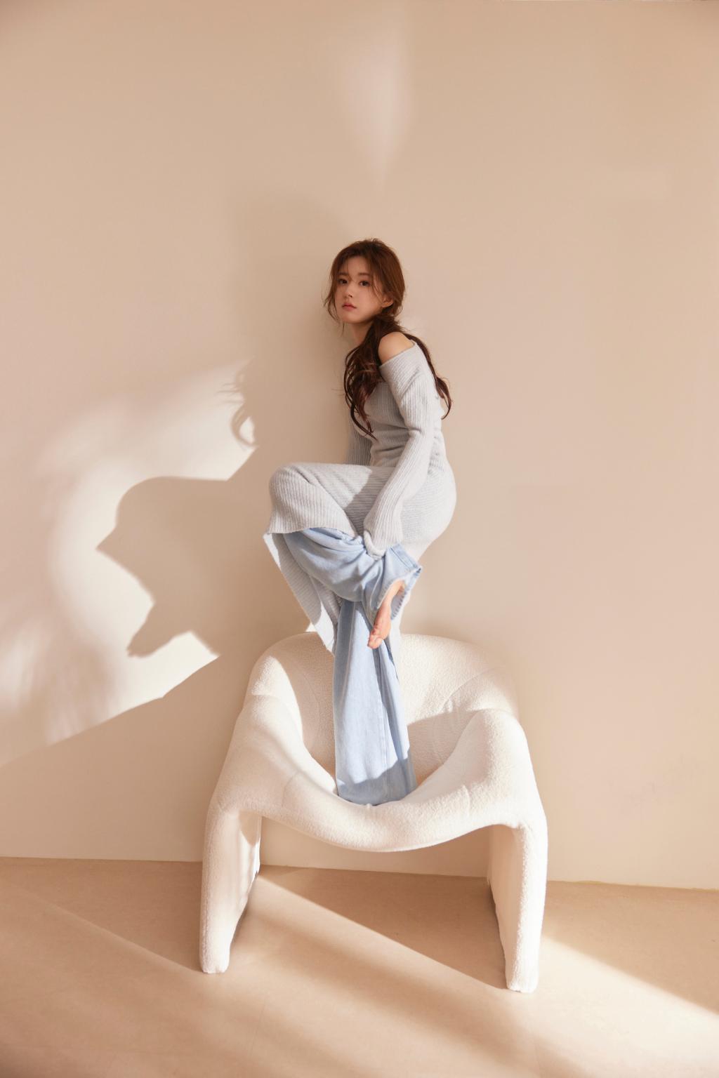 赵露思居家大片小秀香肩 扎低马尾发量惊人