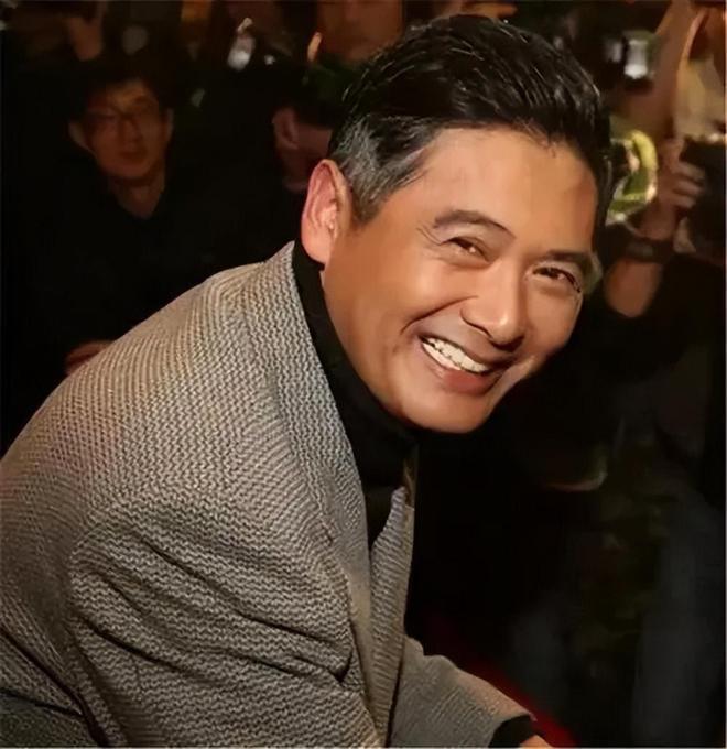 68岁周润发现身街头买盒饭，认真挑选毫无巨星包袱获赞