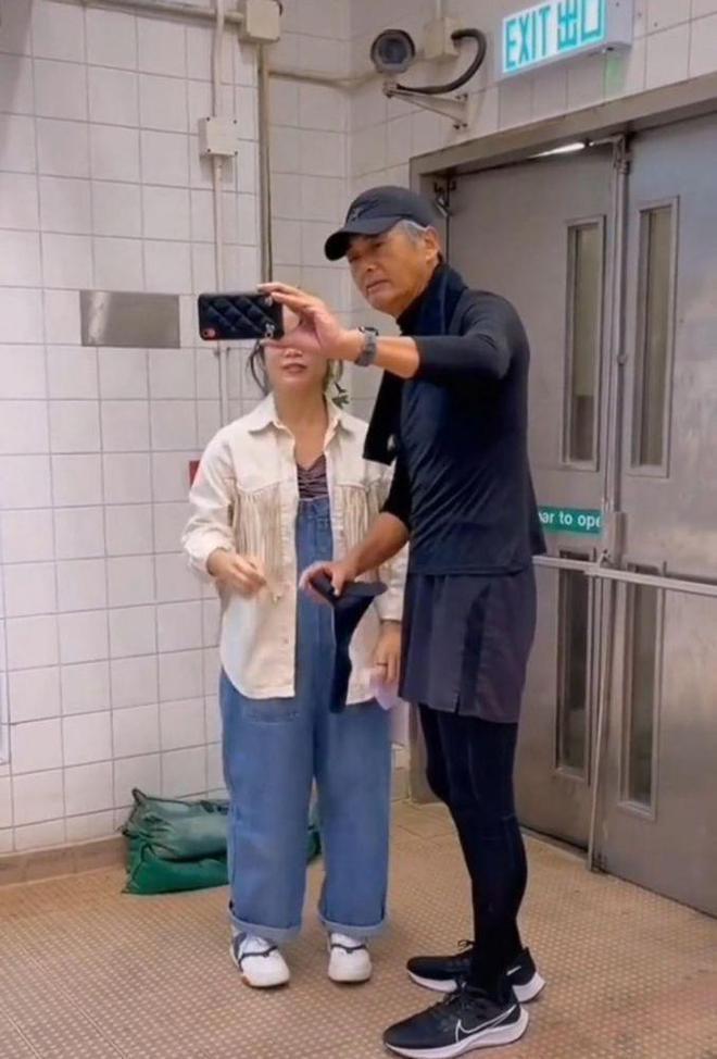 68岁周润发现身街头买盒饭，认真挑选毫无巨星包袱获赞