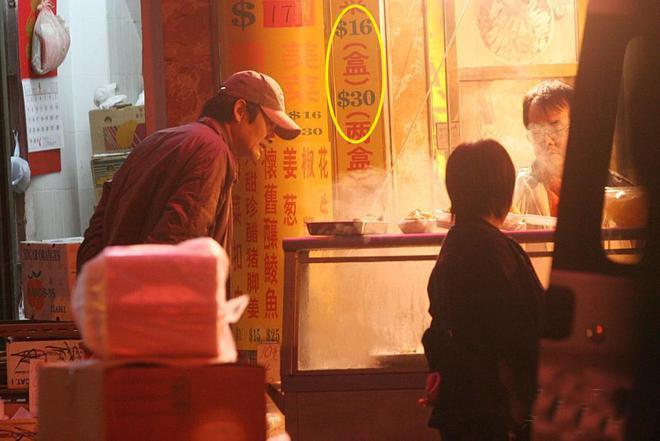 68岁周润发现身街头买盒饭，认真挑选毫无巨星包袱获赞