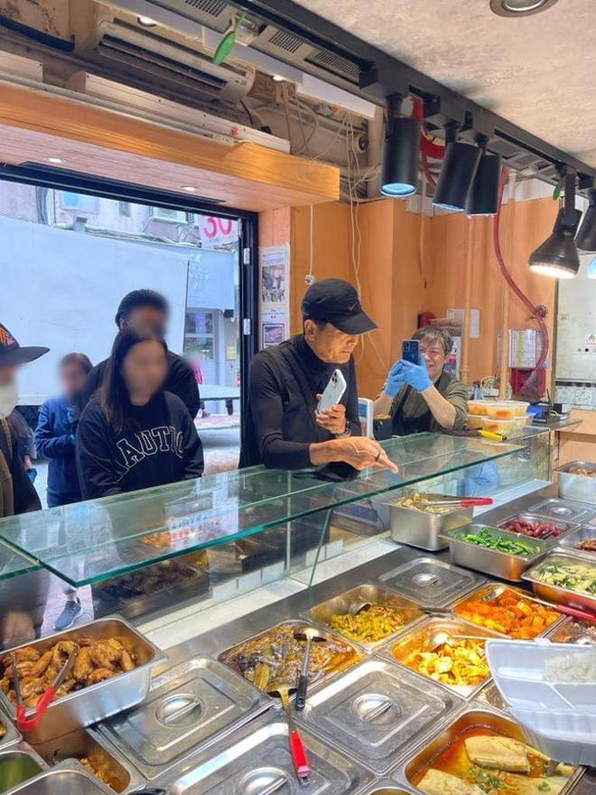 68岁周润发现身街头买盒饭，认真挑选毫无巨星包袱获赞