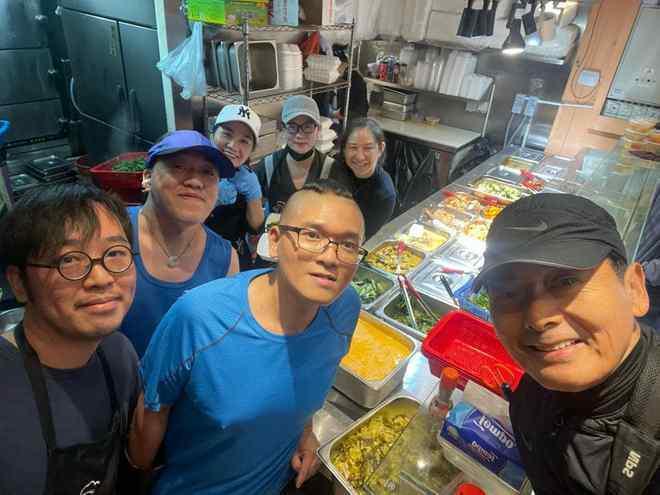 68岁周润发现身街头买盒饭，认真挑选毫无巨星包袱获赞