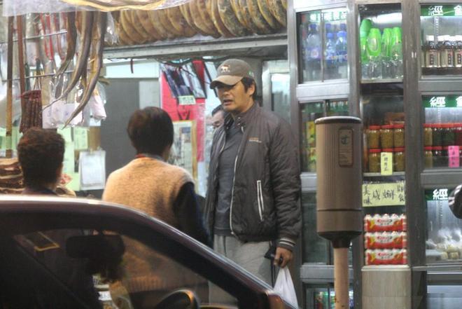 68岁周润发现身街头买盒饭，认真挑选毫无巨星包袱获赞