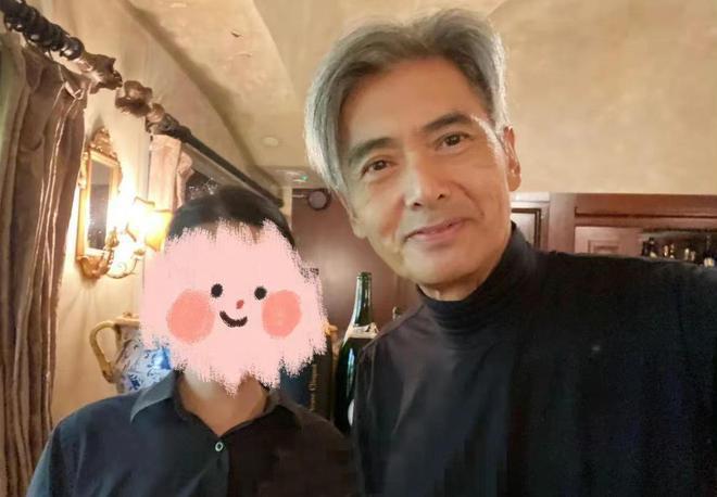 68岁周润发现身街头买盒饭，认真挑选毫无巨星包袱获赞