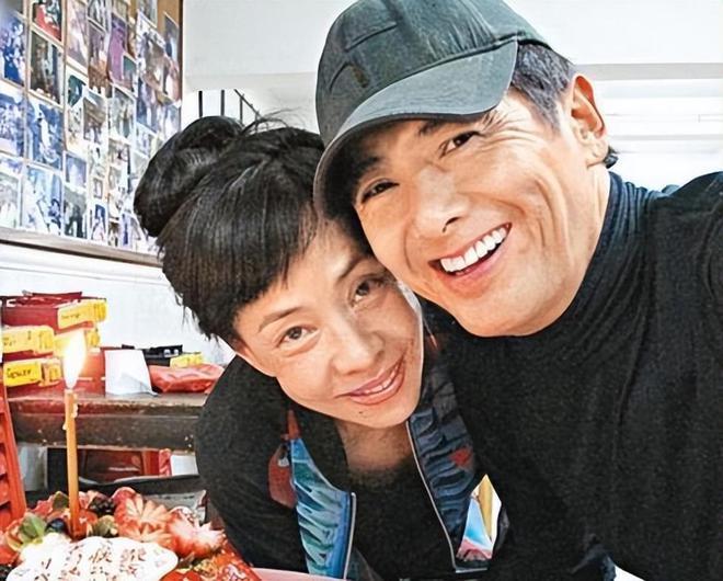 68岁周润发现身街头买盒饭，认真挑选毫无巨星包袱获赞