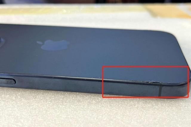 苹果 iPhone 15 Pro 被曝后玻璃盖板粘合剂渗出，引发用户担忧