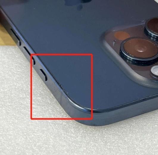 苹果 iPhone 15 Pro 被曝后玻璃盖板粘合剂渗出，引发用户担忧
