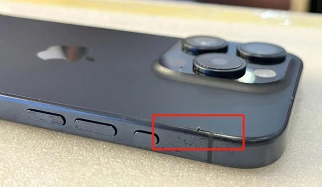 苹果 iPhone 15 Pro 被曝后玻璃盖板粘合剂渗出，引发用户担忧