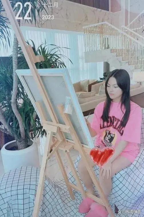 王诗龄穿6200元T恤别墅内画画，圣诞画作被学校选中引争议