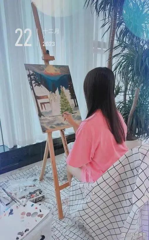 王诗龄穿6200元T恤别墅内画画，圣诞画作被学校选中引争议