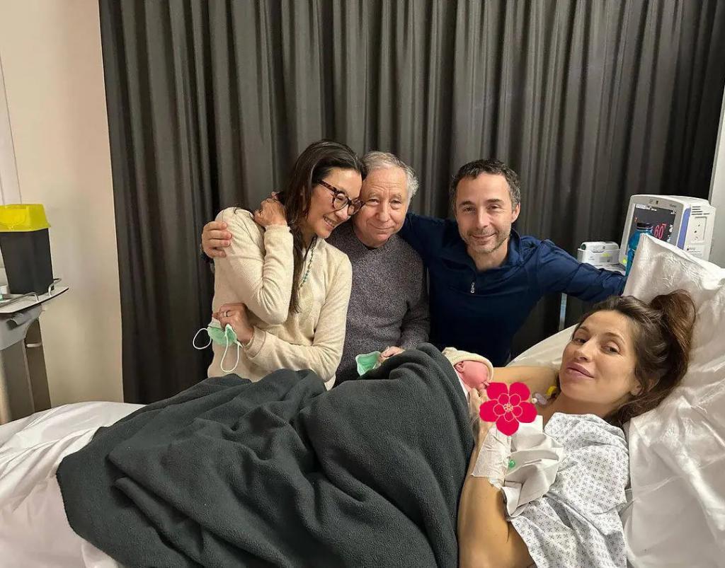杨紫琼首晒祖孙三代全家福，抱新生婴儿出镜，与老公超恩爱