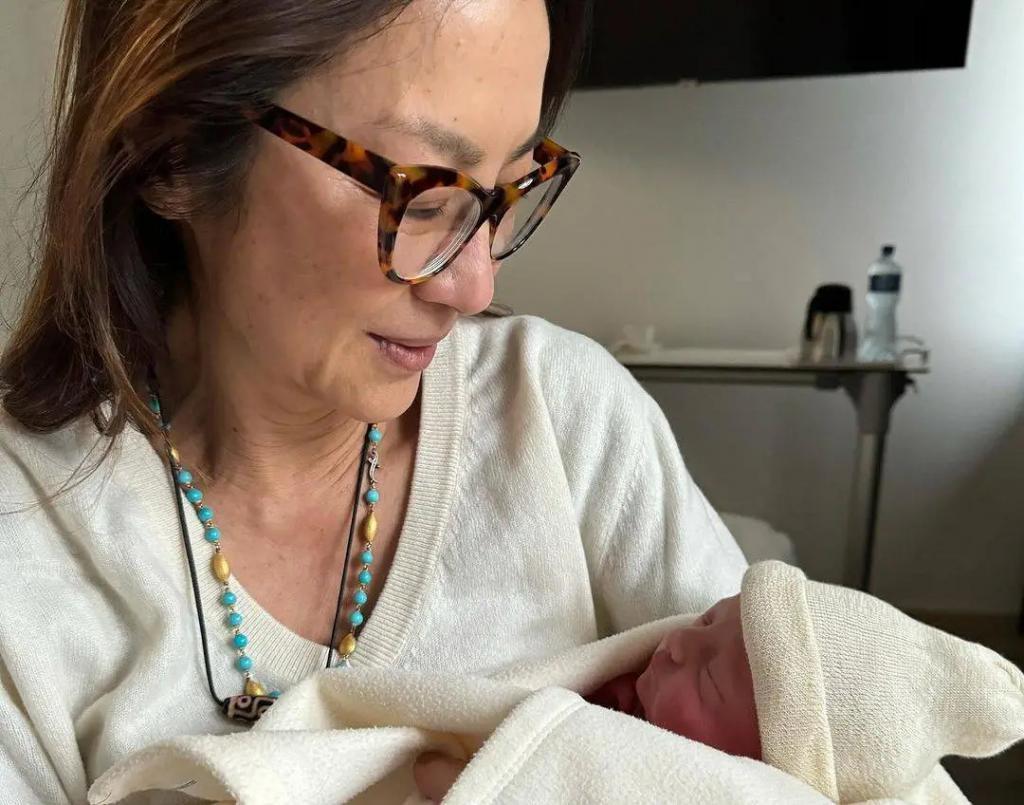 杨紫琼首晒祖孙三代全家福，抱新生婴儿出镜，与老公超恩爱