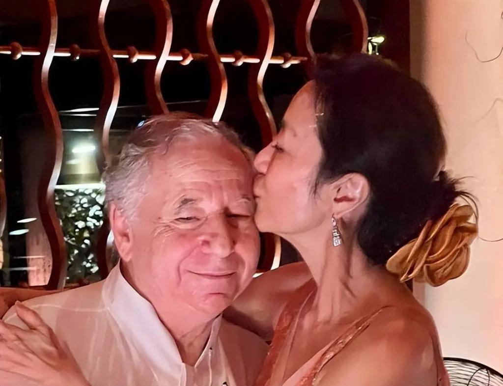 杨紫琼首晒祖孙三代全家福，抱新生婴儿出镜，与老公超恩爱