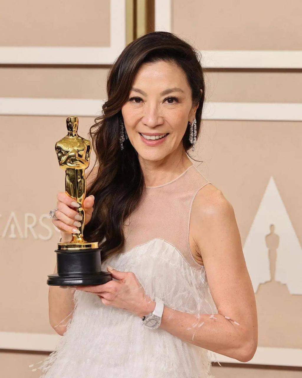 杨紫琼首晒祖孙三代全家福，抱新生婴儿出镜，与老公超恩爱