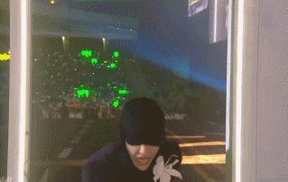 王一博跨年造型惹争议，全黑配白花被嘲阴森，被质疑植发