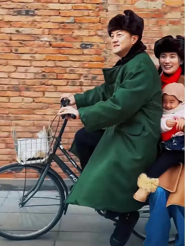 李亚鹏近照显苍老！被曝欠债4000万，马路边上摆摊卖茶？