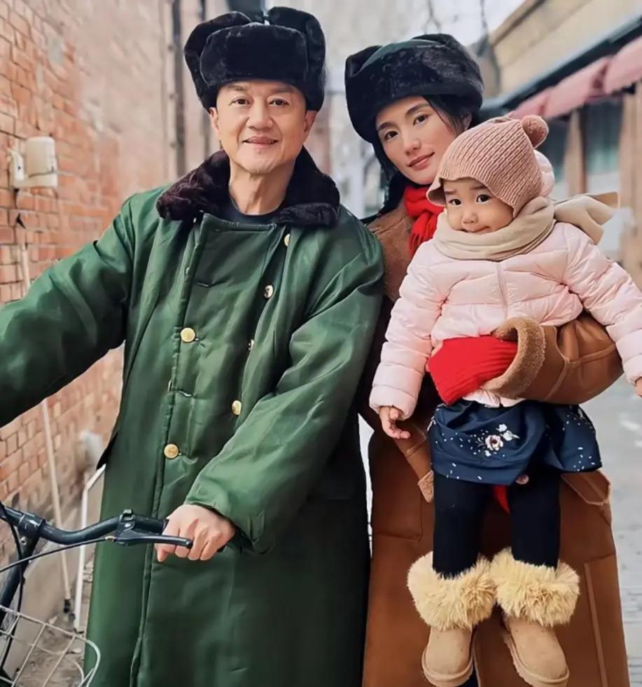 李亚鹏近照显苍老！被曝欠债4000万，马路边上摆摊卖茶？