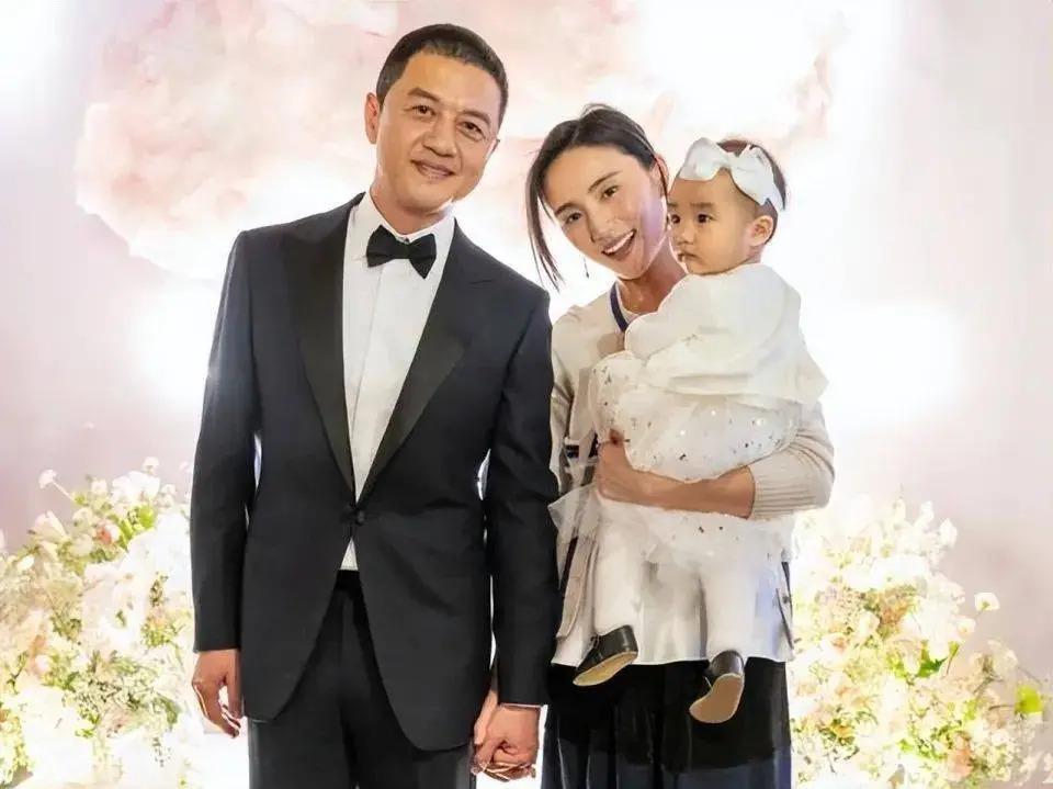 李亚鹏近照显苍老！被曝欠债4000万，马路边上摆摊卖茶？