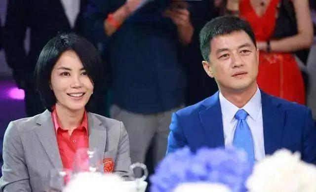 李亚鹏近照显苍老！被曝欠债4000万，马路边上摆摊卖茶？