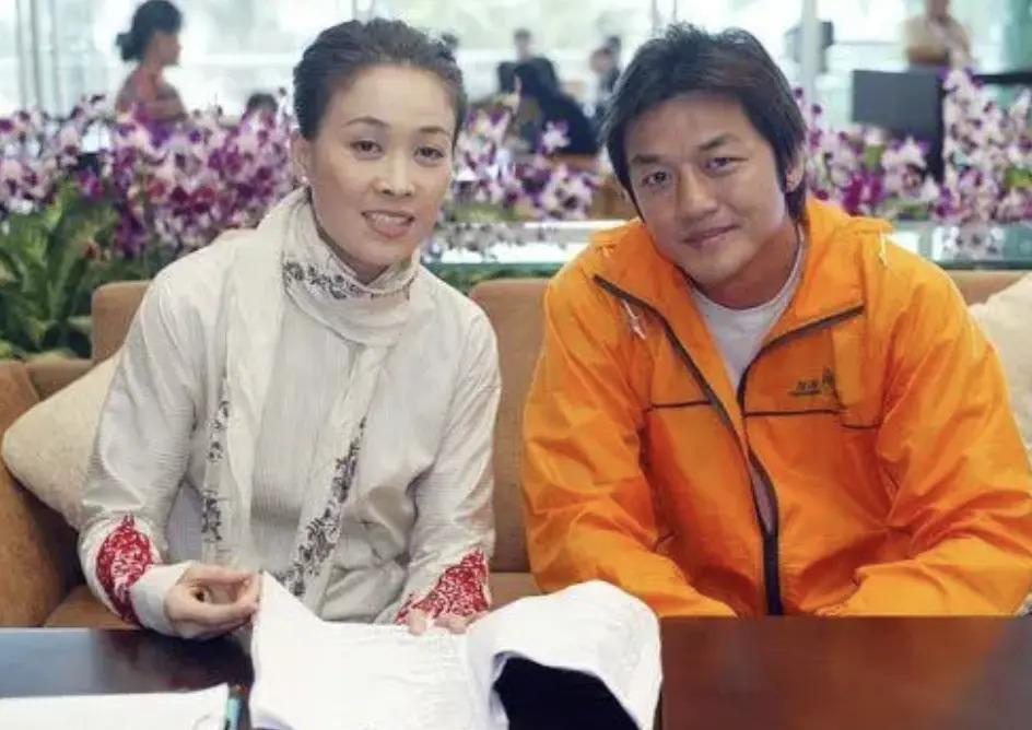 李亚鹏近照显苍老！被曝欠债4000万，马路边上摆摊卖茶？