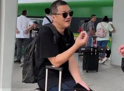 李亚鹏近照显苍老！被曝欠债4000万，马路边上摆摊卖茶？