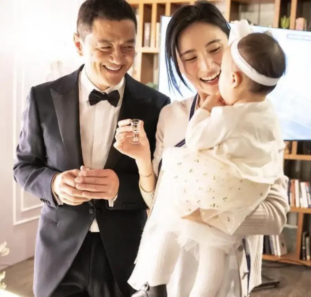 李亚鹏近照显苍老！被曝欠债4000万，马路边上摆摊卖茶？