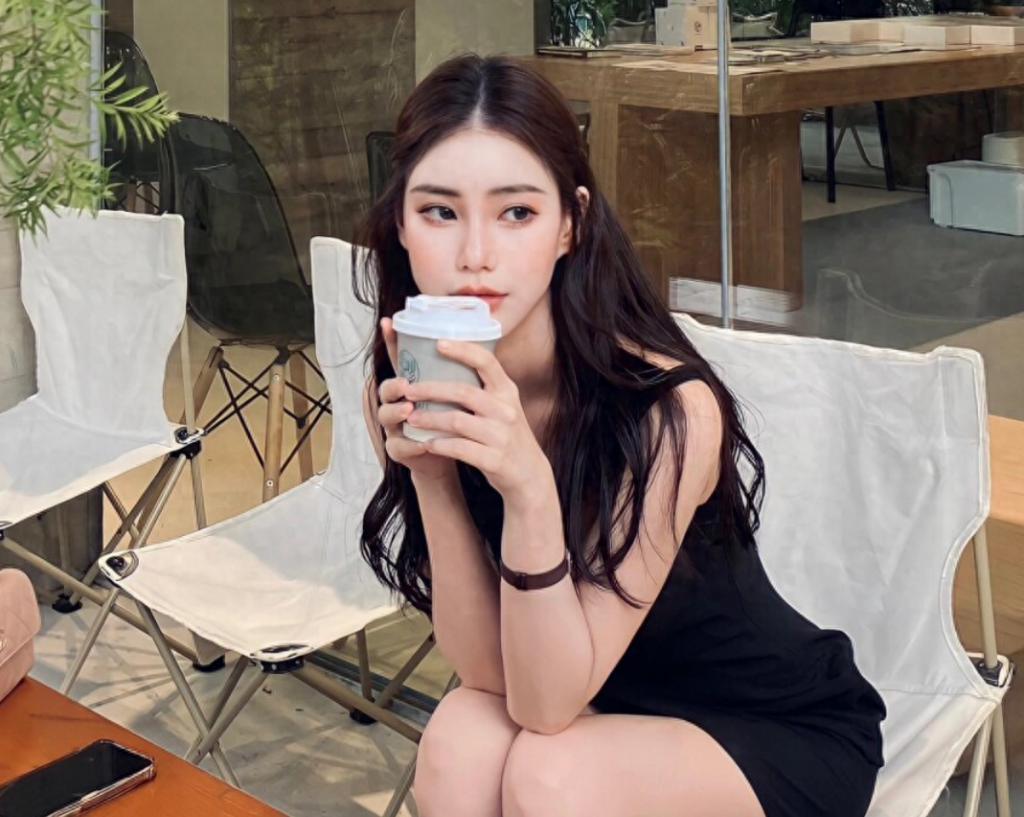 汪小菲女友照片曝光，网红脸微笑唇，网友调侃像大S妈妈