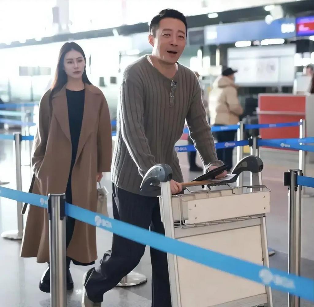 汪小菲女友照片曝光，网红脸微笑唇，网友调侃像大S妈妈