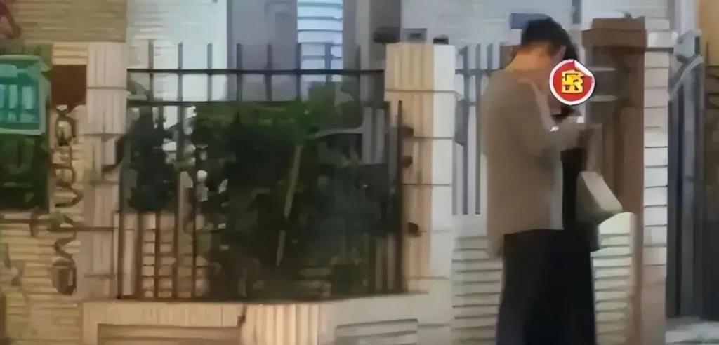 汪小菲女友照片曝光，网红脸微笑唇，网友调侃像大S妈妈