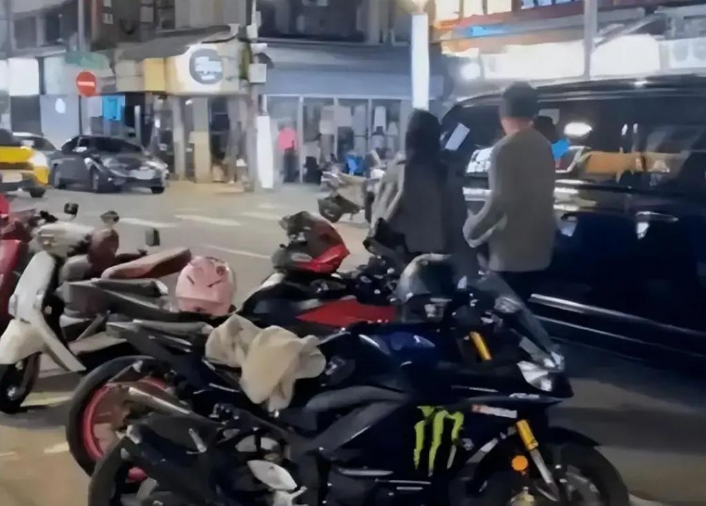 汪小菲女友照片曝光，网红脸微笑唇，网友调侃像大S妈妈