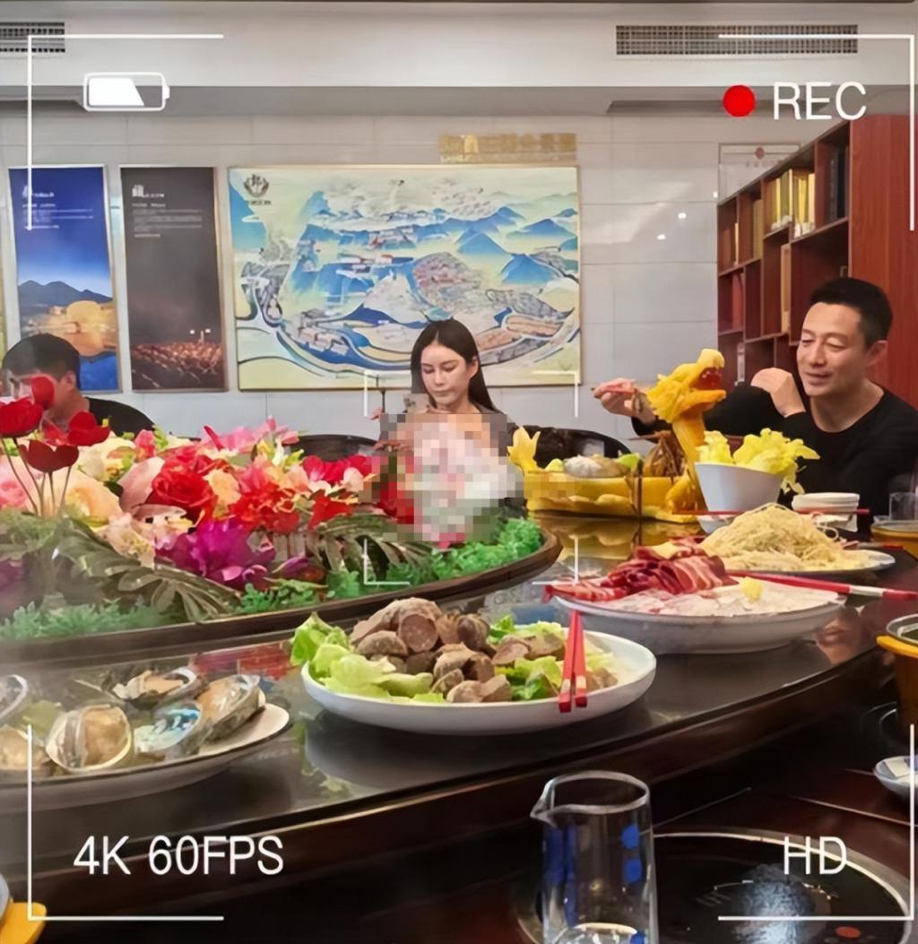 汪小菲女友照片曝光，网红脸微笑唇，网友调侃像大S妈妈