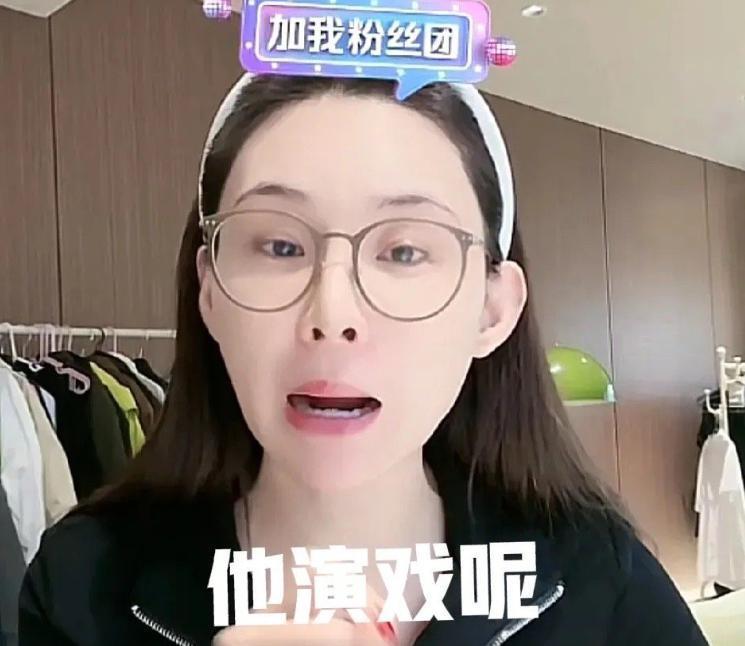 汪小菲女友照片曝光，网红脸微笑唇，网友调侃像大S妈妈