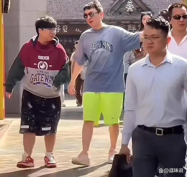 曝王思聪带30个美女现身海南！多位百万级女网红