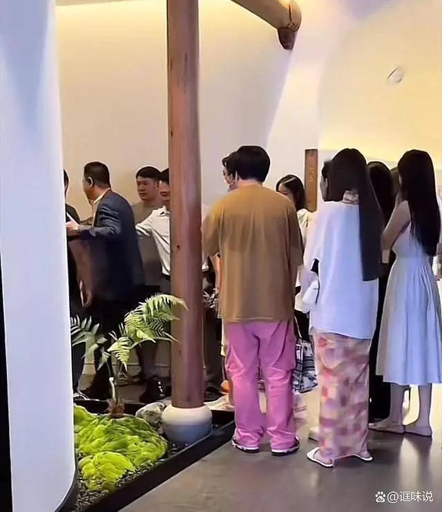 曝王思聪带30个美女现身海南！多位百万级女网红