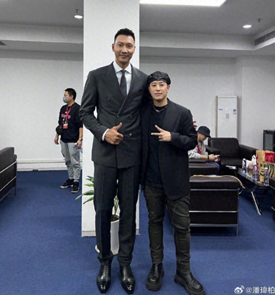 潘玮柏宣云婚后首合体，双方耳语显甜蜜