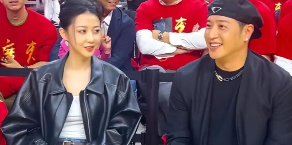 潘玮柏宣云婚后首合体，双方耳语显甜蜜