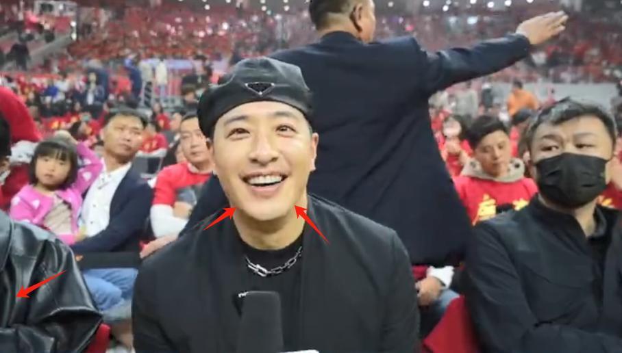 潘玮柏宣云婚后首合体，双方耳语显甜蜜