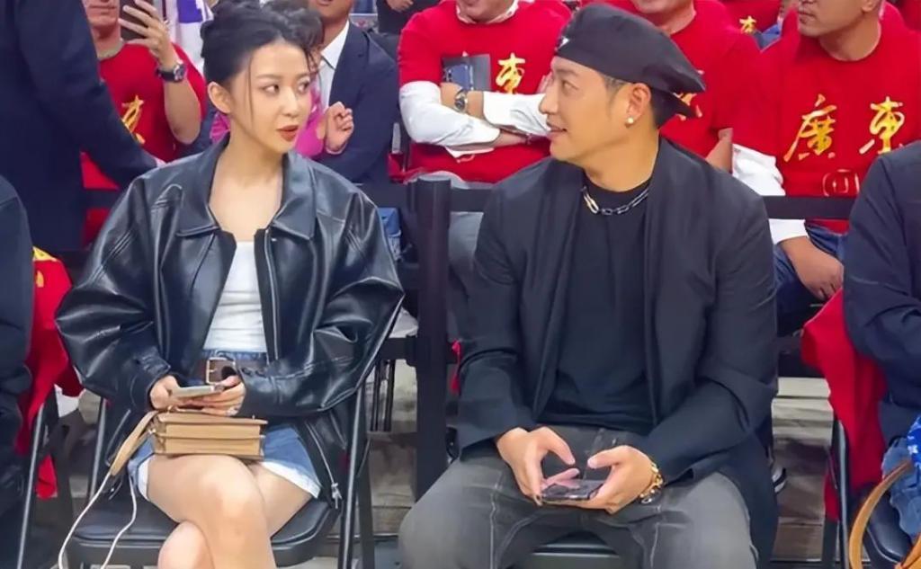 潘玮柏宣云婚后首合体，双方耳语显甜蜜