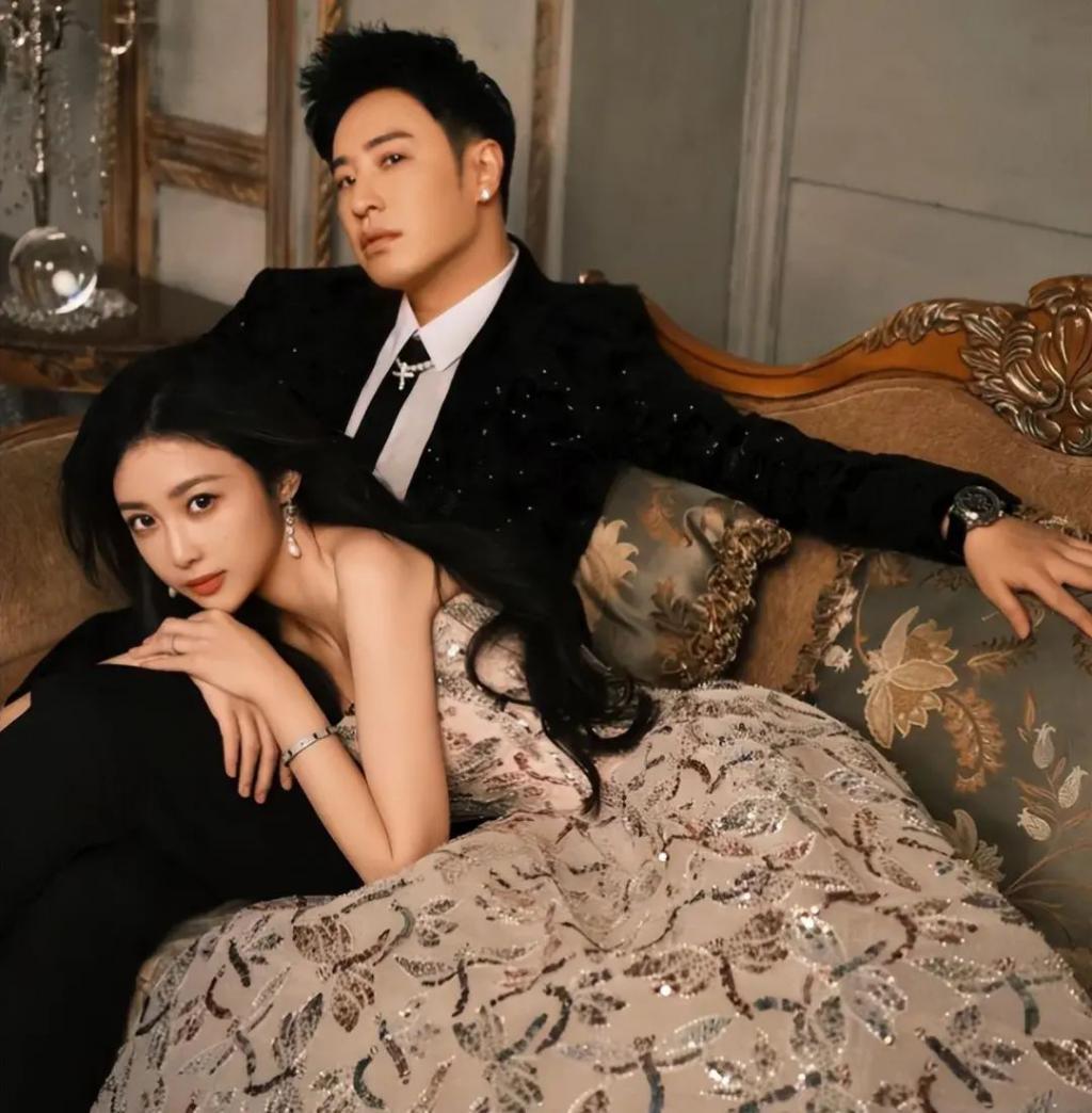 潘玮柏宣云婚后首合体，双方耳语显甜蜜