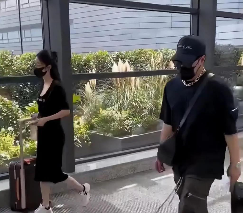 潘玮柏宣云婚后首合体，双方耳语显甜蜜