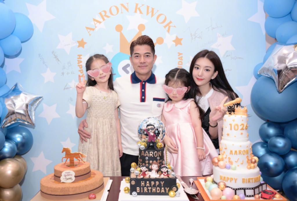 潘玮柏宣云婚后首合体，双方耳语显甜蜜